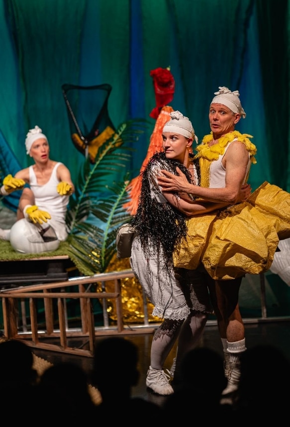 Szenenbild aus dem Stück "Das hässliche Entlein"